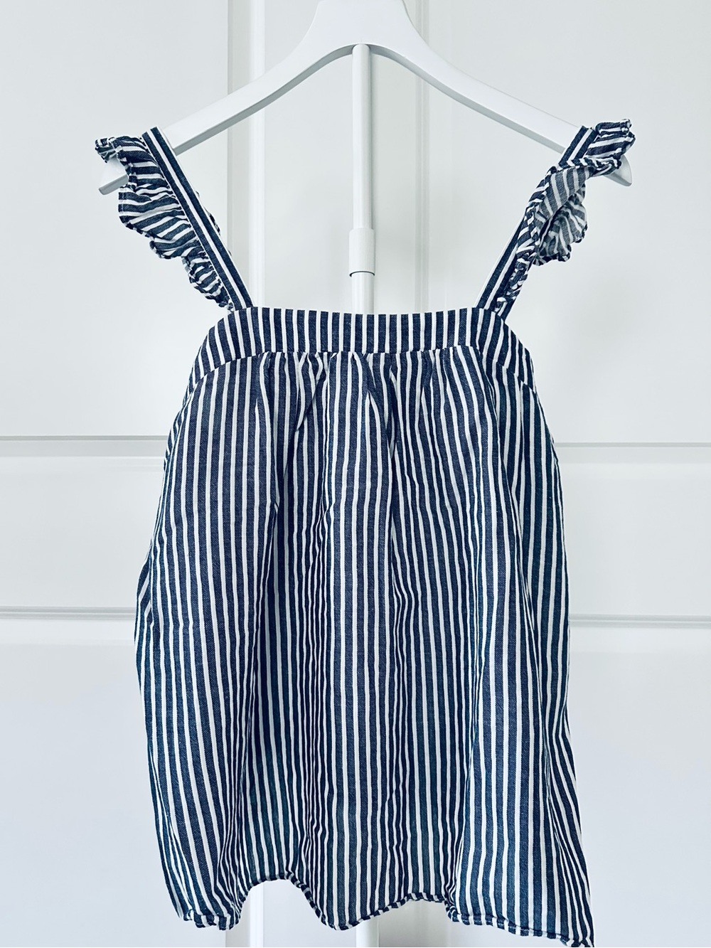 Women’s Old Navy Sleeveless Blue & White Striped Top Size M